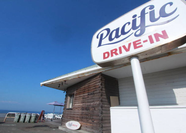 必吃！到海边来份夏威夷早午餐♪ 海景咖啡厅「Pacific Drive-In」